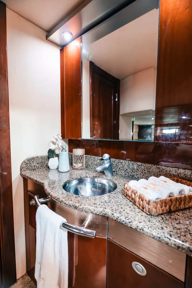 Sea Ray 52 — photo 22