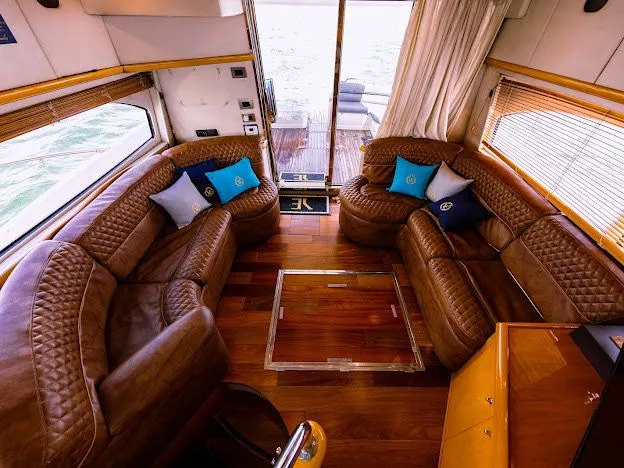 Azimut 65 Flybridge — navy hull — photo 12