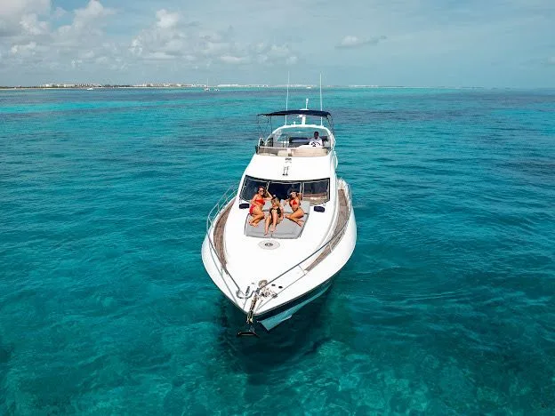 Azimut 65 Flybridge — navy hull — photo 6