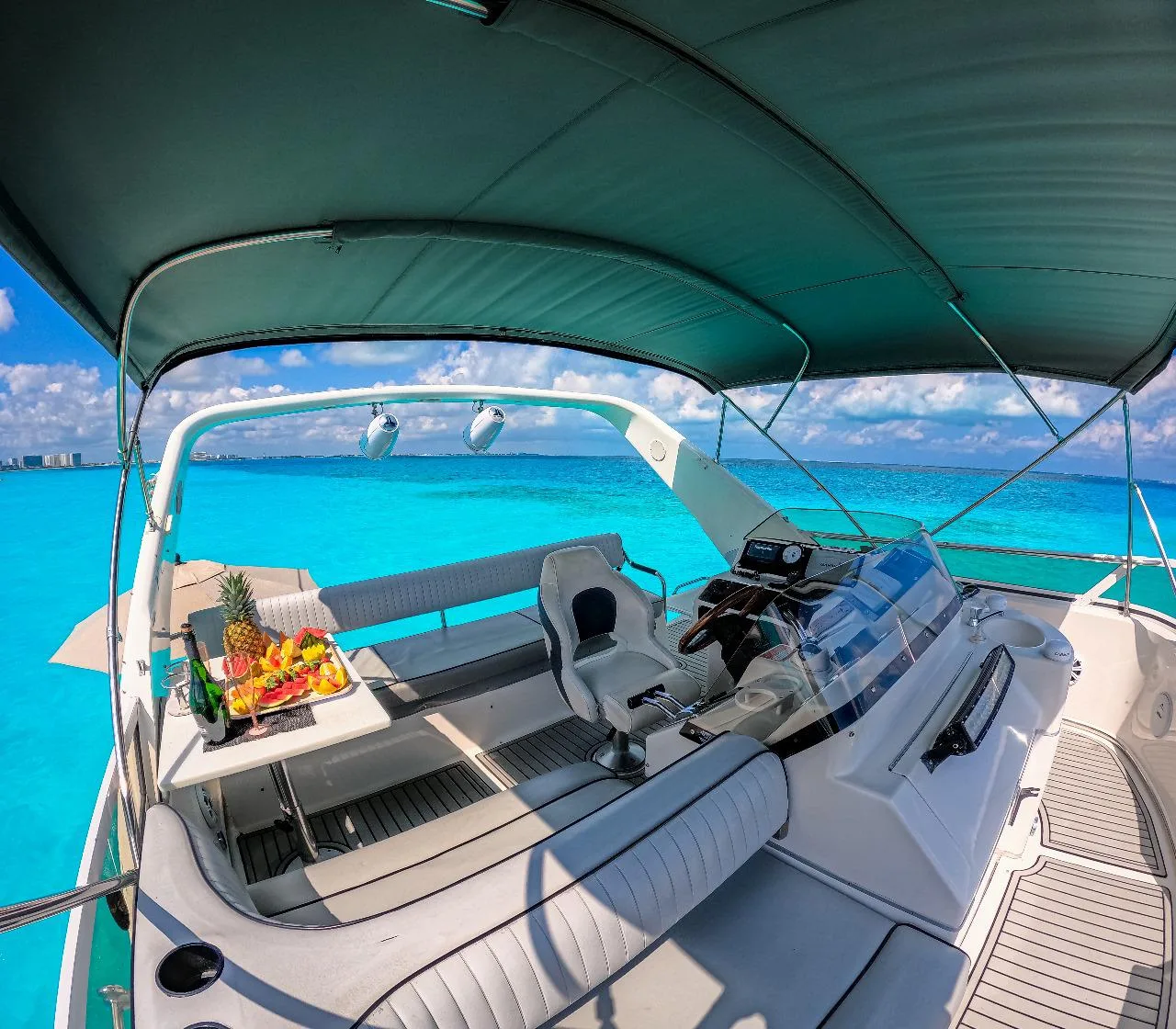 Sea Ray 50 Flybridge — navy hull — photo 10