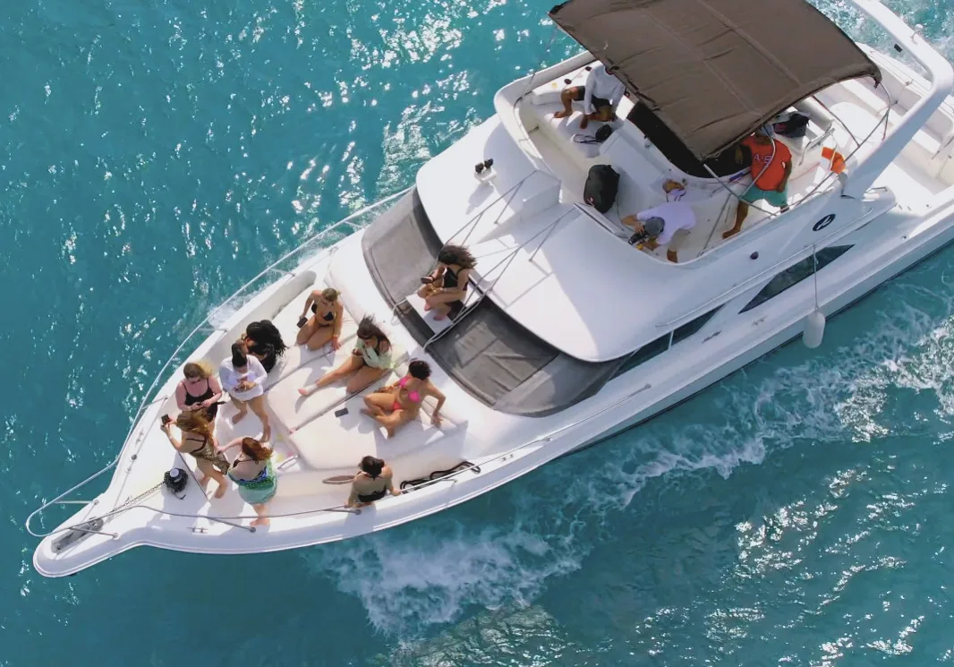Sea Ray 46 Flybridge — bow lounge — photo 9