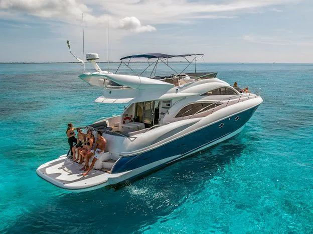 Azimut 65 Flybridge — navy hull — photo 9