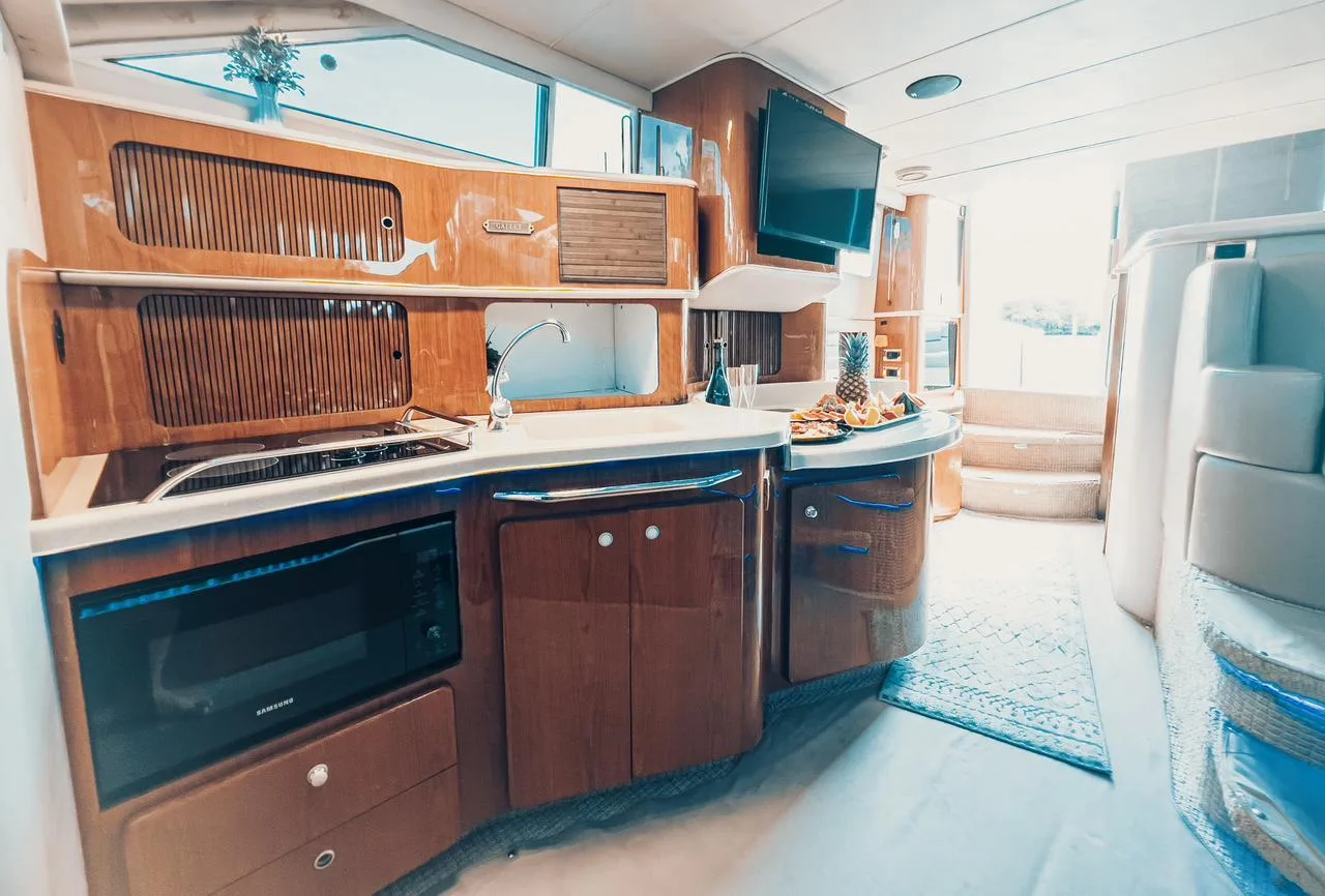 Sea Ray 50 Flybridge — navy hull — photo 13