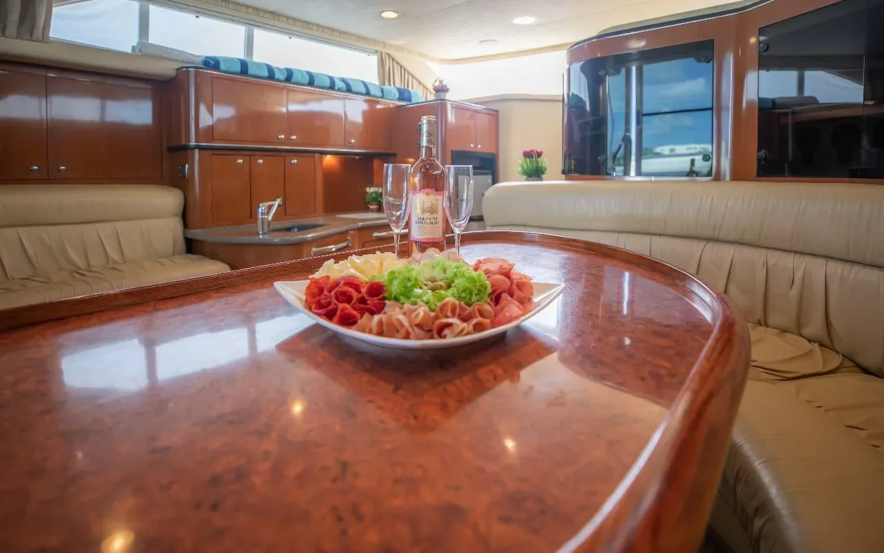 Sea Ray 46 Flybridge — shaded deck — photo 10