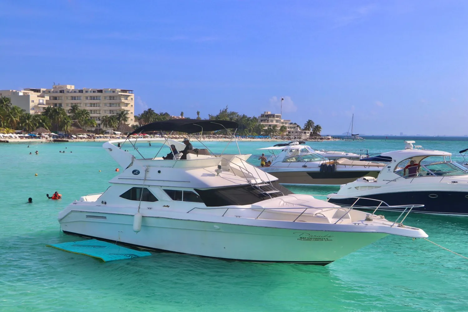 Sea Ray 46 Flybridge — bow lounge — photo 10