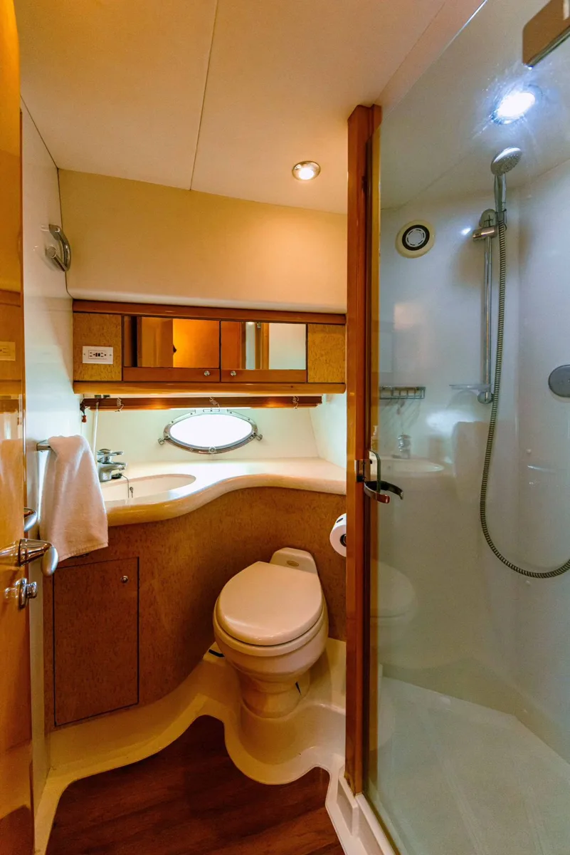Azimut 65 Flybridge — navy hull — photo 14