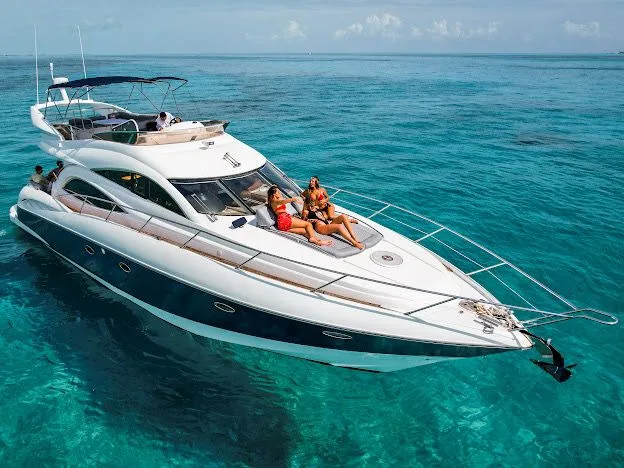 Azimut 65 Flybridge — navy hull — photo 10