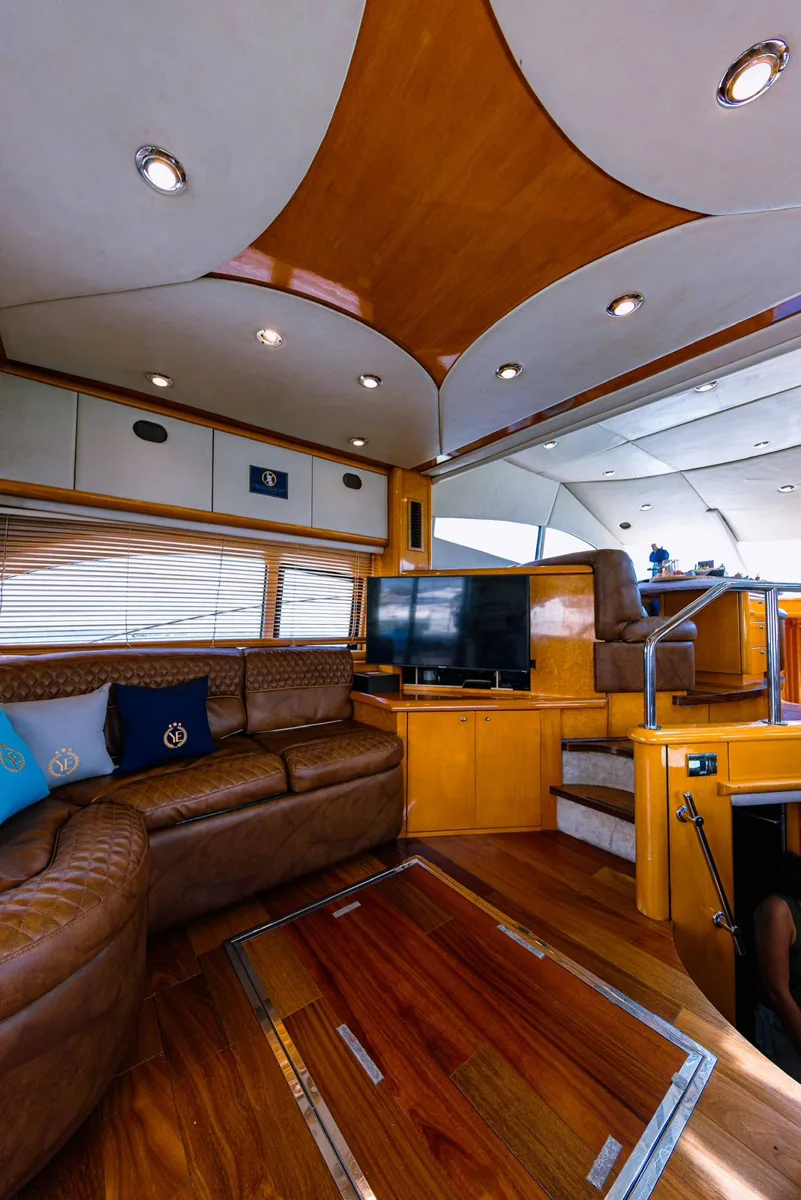 Azimut 65 Flybridge — navy hull — photo 13