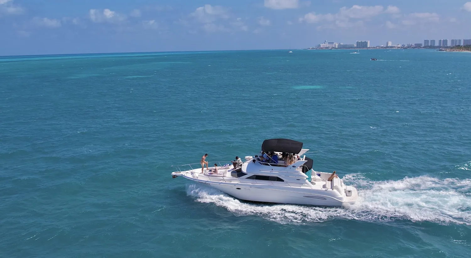 Sea Ray 46 Flybridge — shaded deck — photo 6