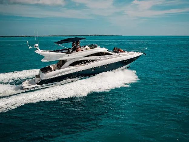 Azimut 65 Flybridge — navy hull — photo 7