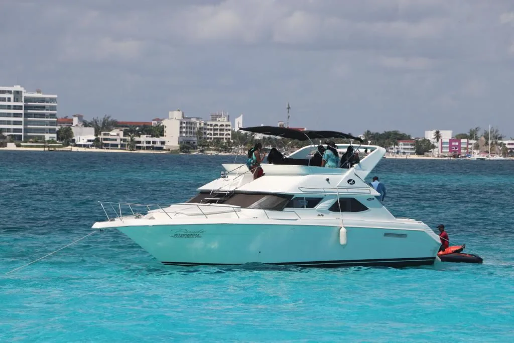 Sea Ray 46 Flybridge — bow lounge — photo 7