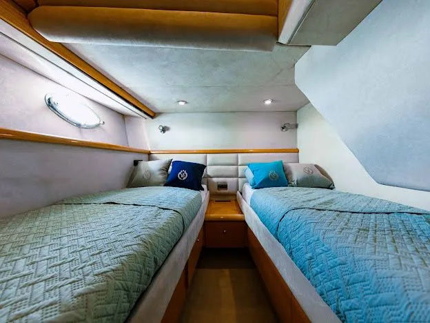 Azimut 65 Flybridge — navy hull — photo 11