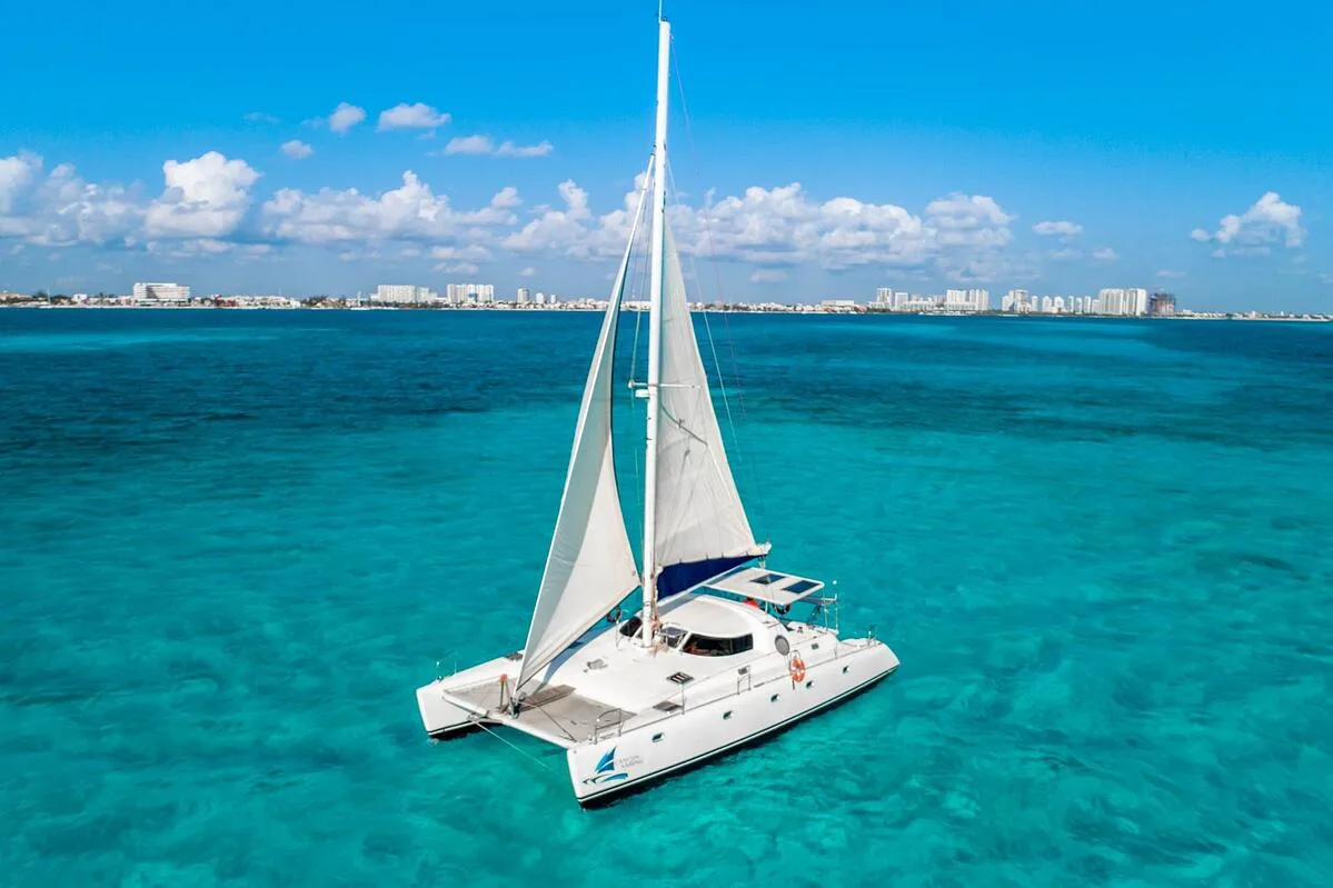 Catamaran Tours Manta Cancun 46 ft / 40 pax — photo 2