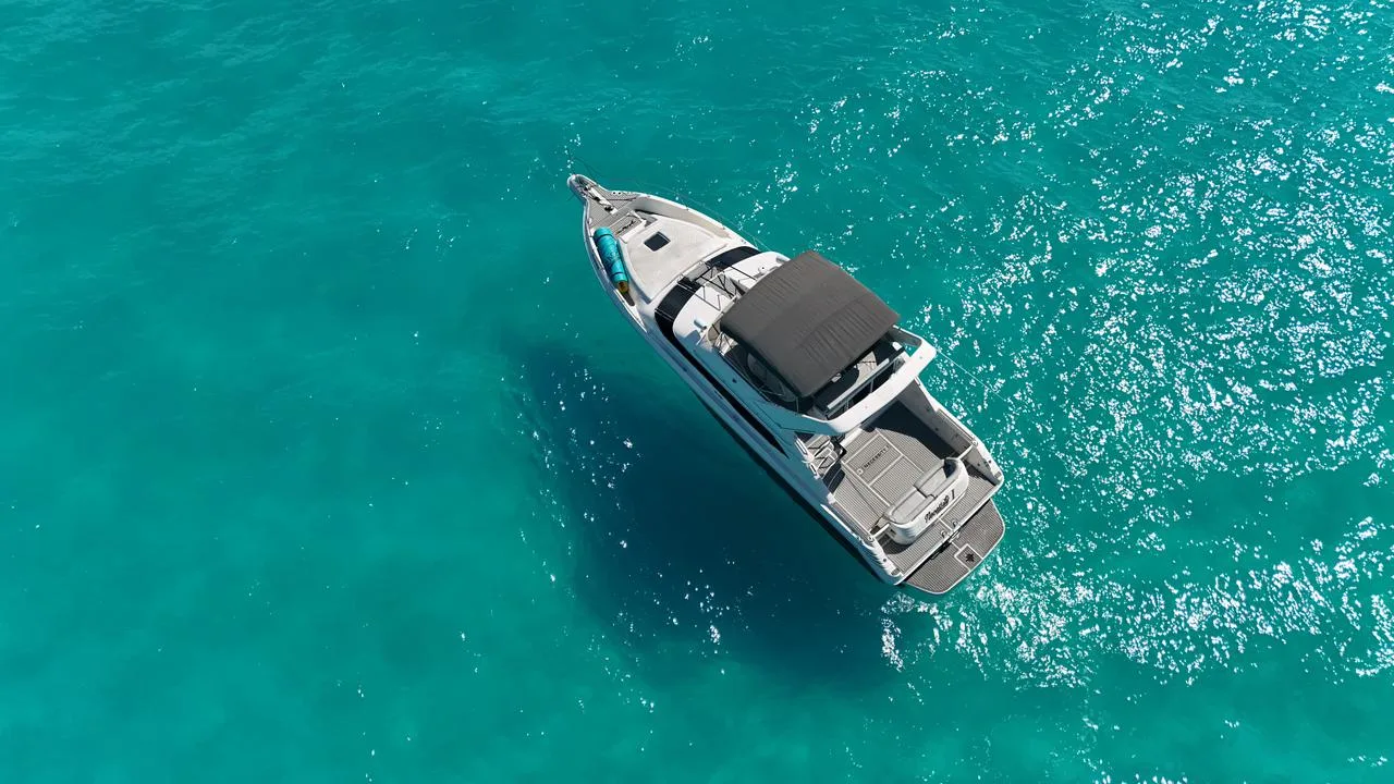 Sea Ray 50 Flybridge — navy hull — photo 6