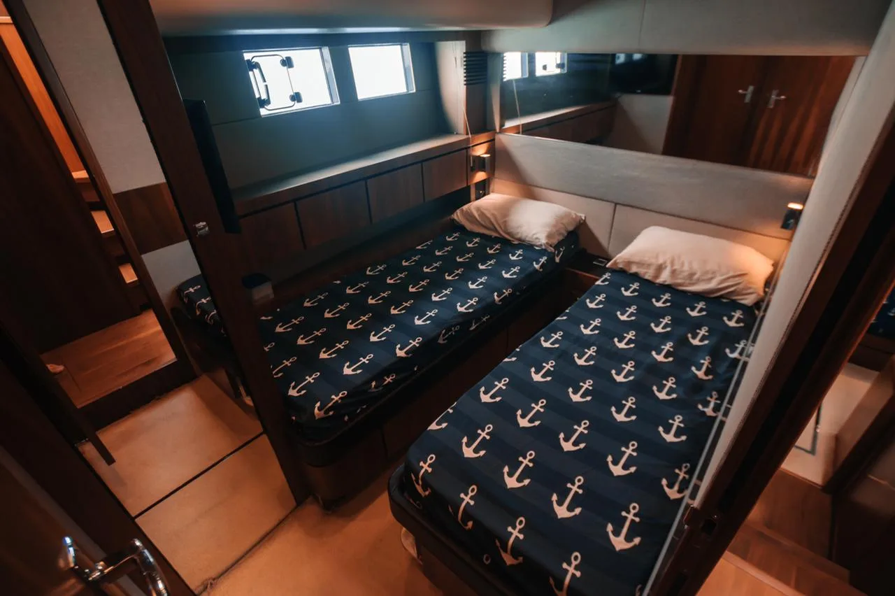 Fairline 70 Flybridge — photo 11