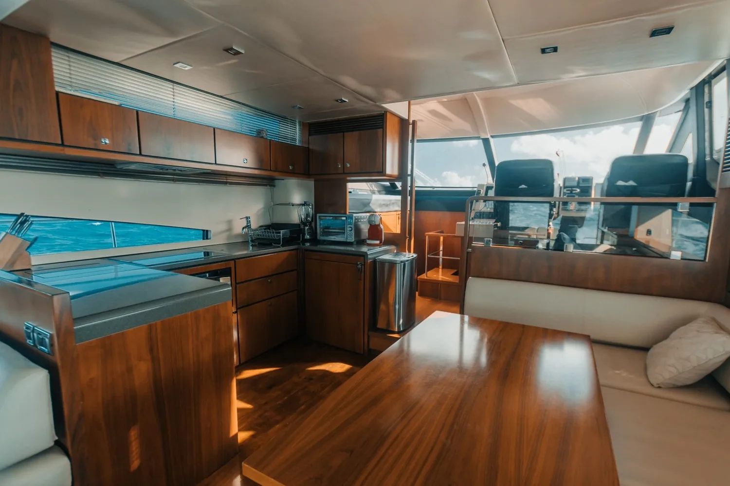 Fairline 70 Flybridge — photo 8