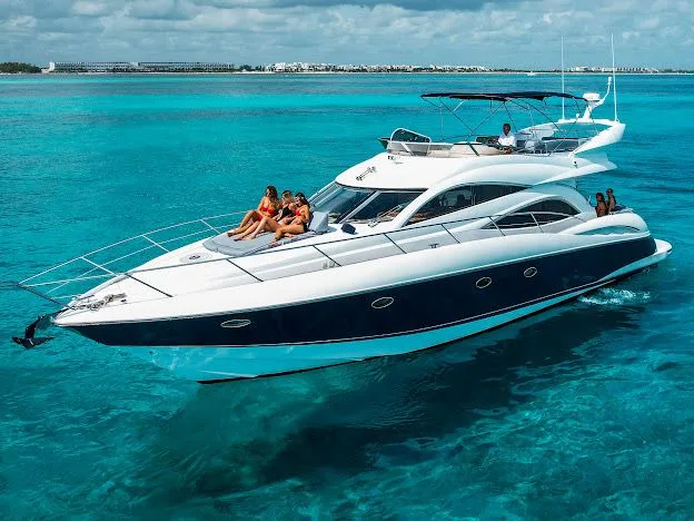 Azimut 65 Flybridge — navy hull — photo 8