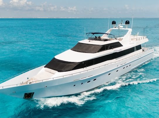 Costado y proa — yate de 115 pies
