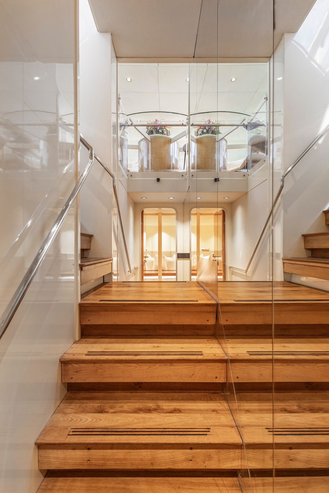 Escalera interior — yate de 115 pies