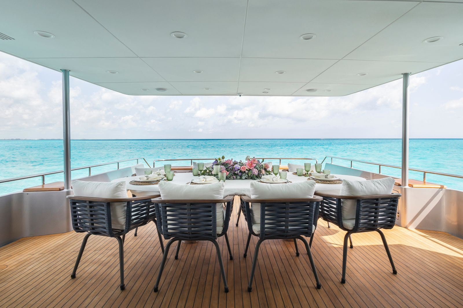 Comedor exterior — yate de 115 pies