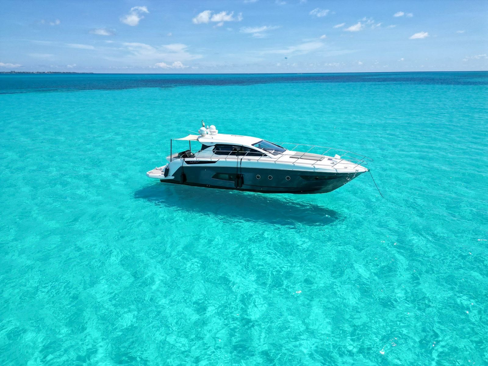 Perfil del yate en el mar — Azimut 55 Sport