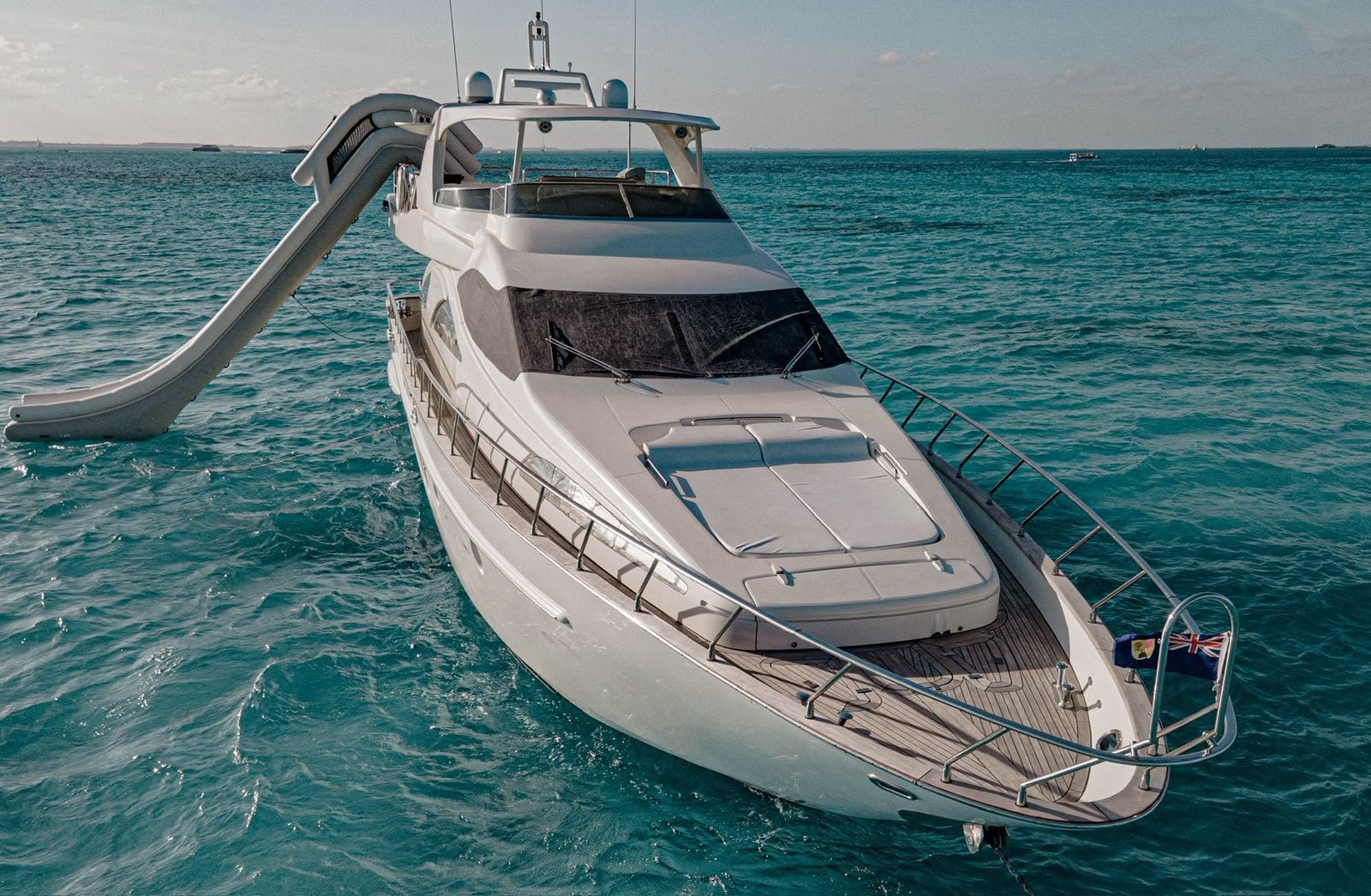 Vista de proa y tobogán — Azimut 85