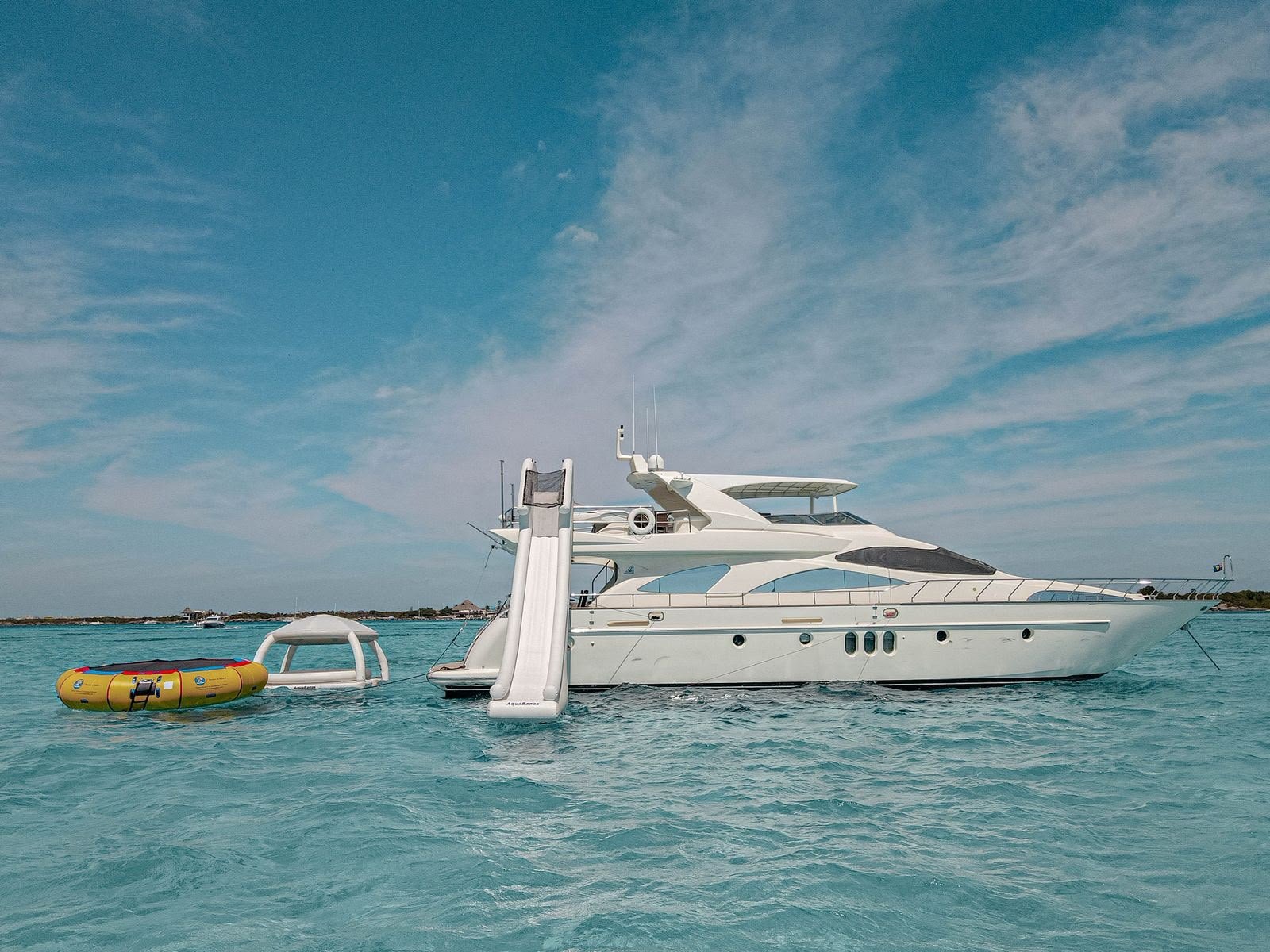 Perfil del yate sobre el agua — Azimut 85