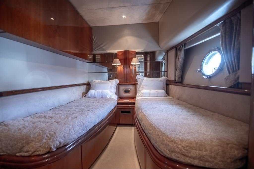 Camarote con camas individuales — Azimut 85