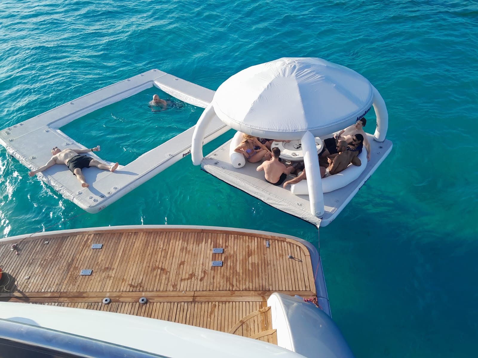Plataforma flotante junto al yate — Azimut 85