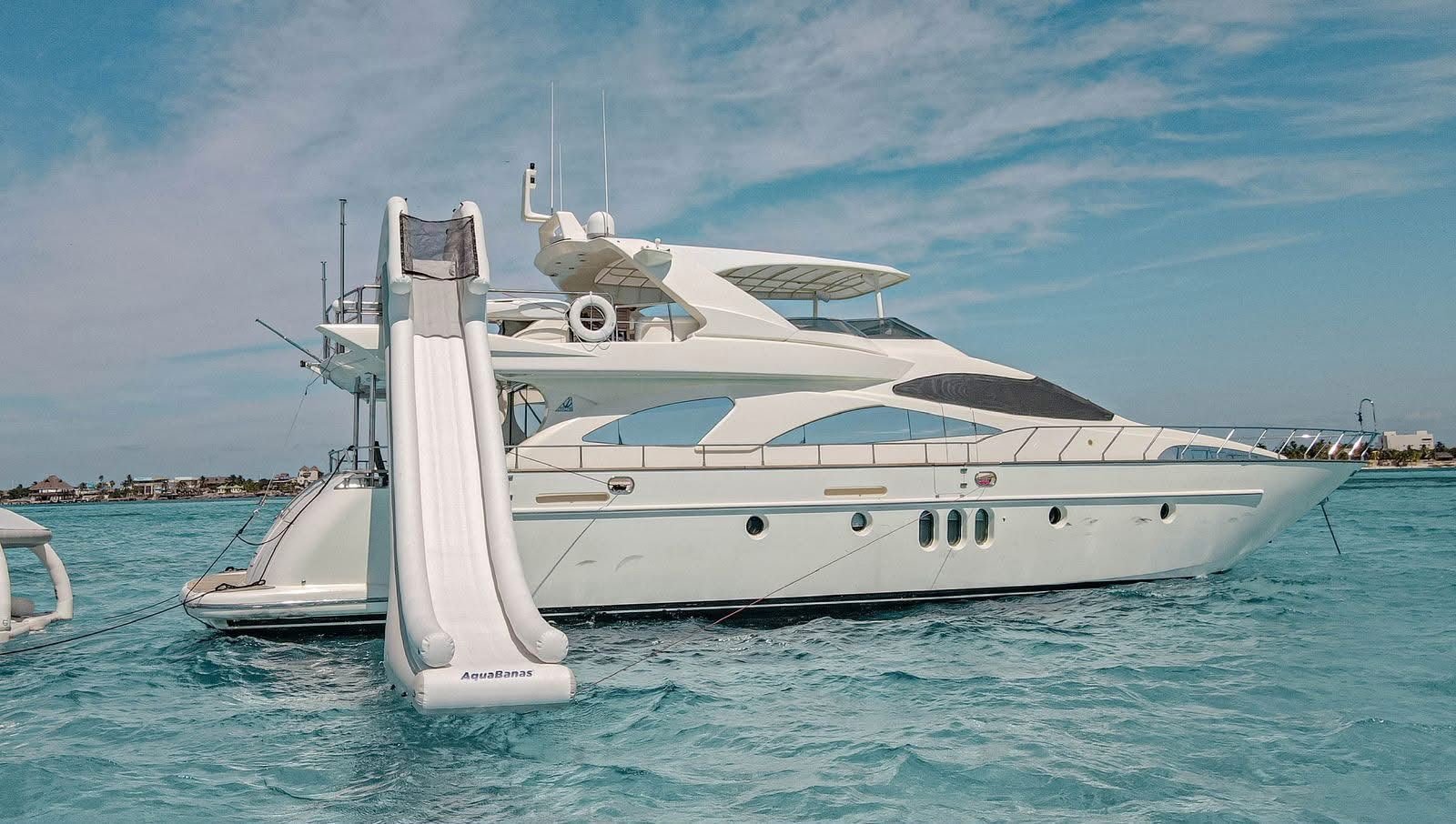 Yate con tobogán en el mar — Azimut 85