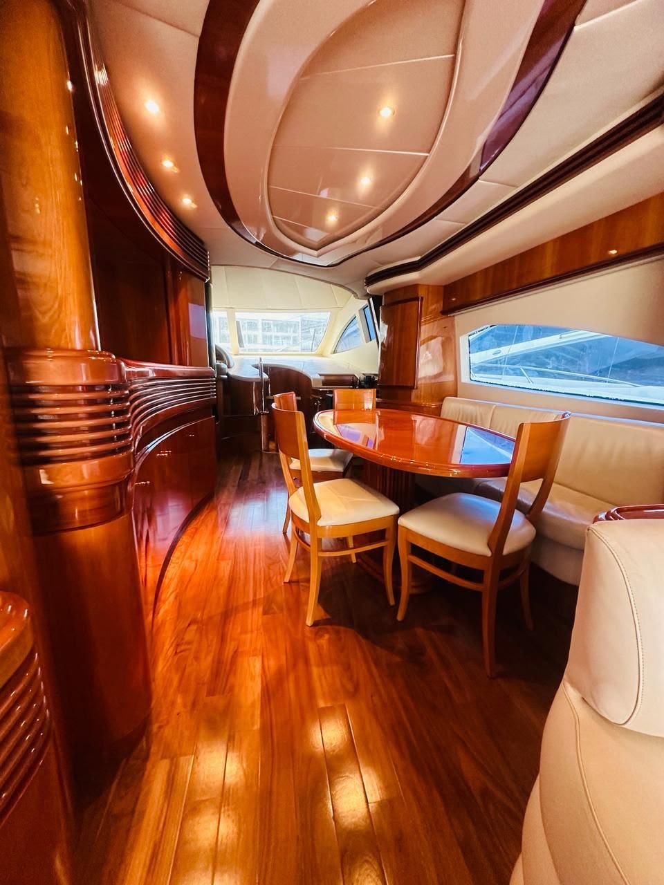 Pasillo interior y salón — Azimut 85