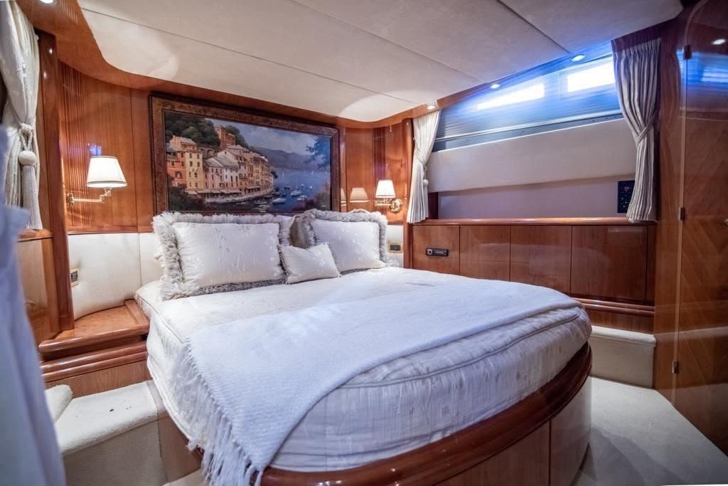 Camarote con cama doble — Azimut 85